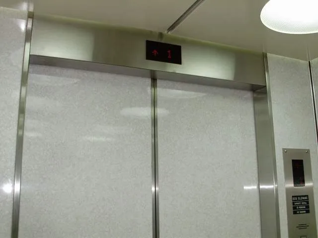 การตกแต่งภายในห้องโดยสารลิฟต์